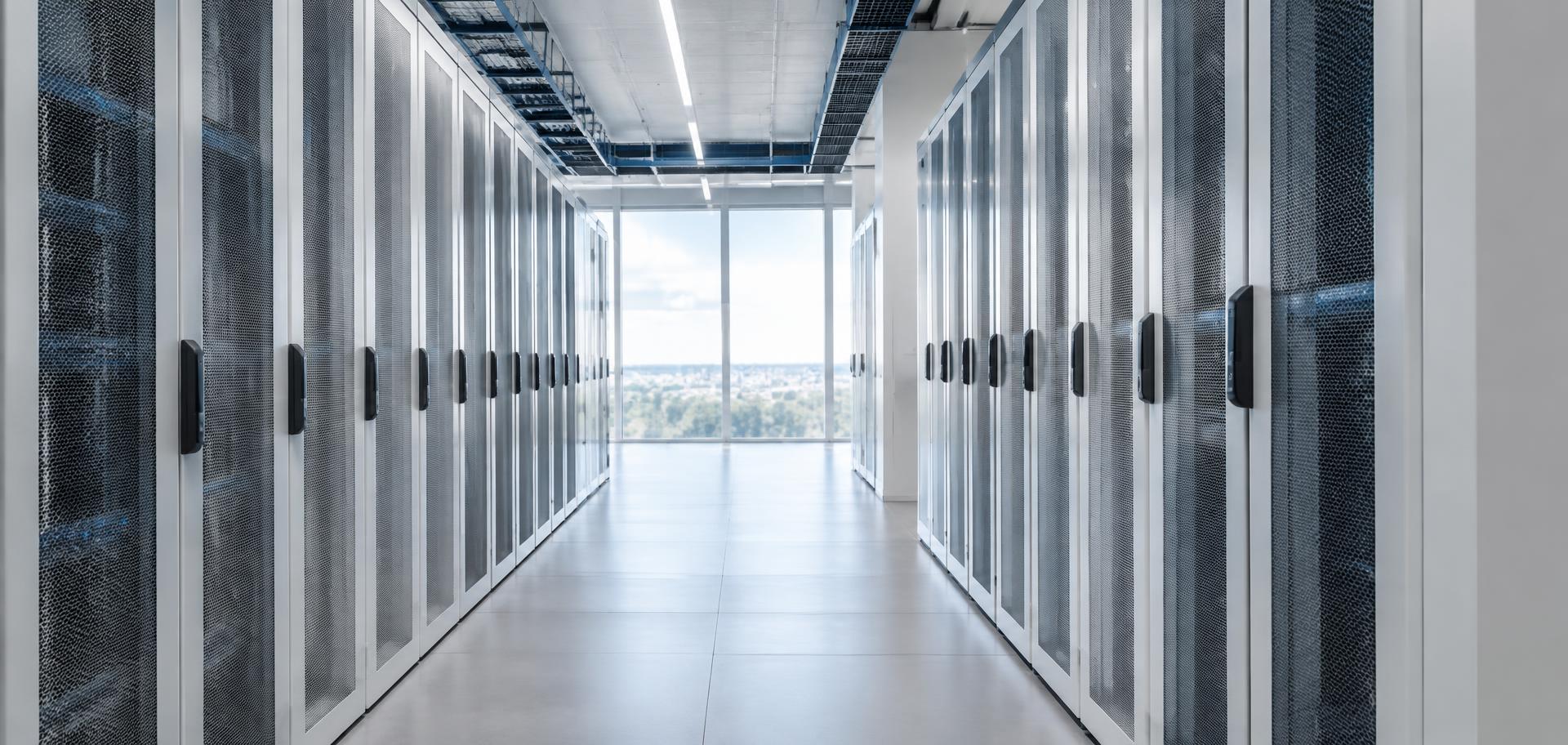 Koridor pusat data modern dengan rak server